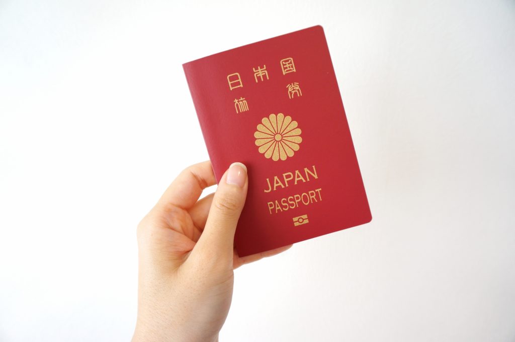 海外へ行くための必須書類といったら「パスポート」ですよね？    ただ想像以上にパスポートを取得するには必要書類や準備が多く大変ですよ！    「どうやって取得するの？」・「いくらかかるの？」といった疑問に分かりやすく解説していきます！