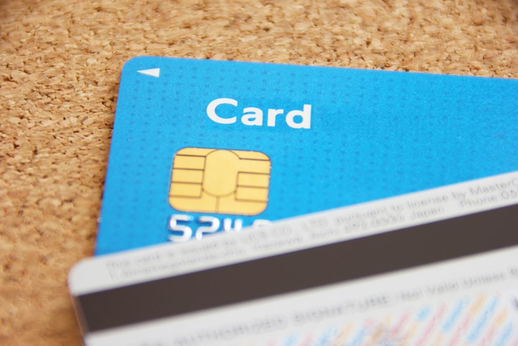 海外旅行保険は年会費無料のクレジットカードに付帯する保険を利用すれば、「今後ずっと実質無料」で利用することができます。    今回は厳選した年会費無料のクレジットカードのベスト３をご紹介します！