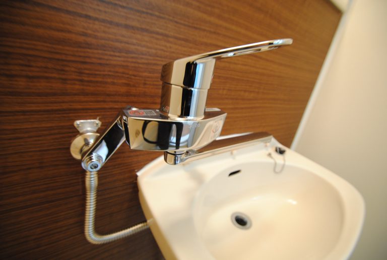 キッチン・浴室・洗濯用水栓の交換リフォームで安く清潔感アップを！ | ミニマムベース
