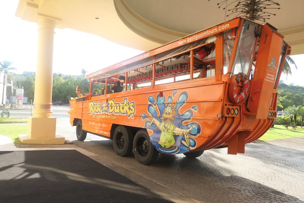 水陸両用バスで海へダイブ！    さらに合わせてグアムの島内観光も楽しめる「ライドザダッグ」をビューしていきたいと思います。