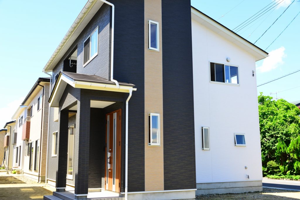 日本ではまだまだ「新築」の住宅の人気が根強く残っています。    しかし、なんとなくみんなが選んでいるからという理由で「新築」に決めてはいませんか？